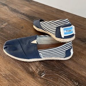 Tom’s Navy & Creme size W 6.5